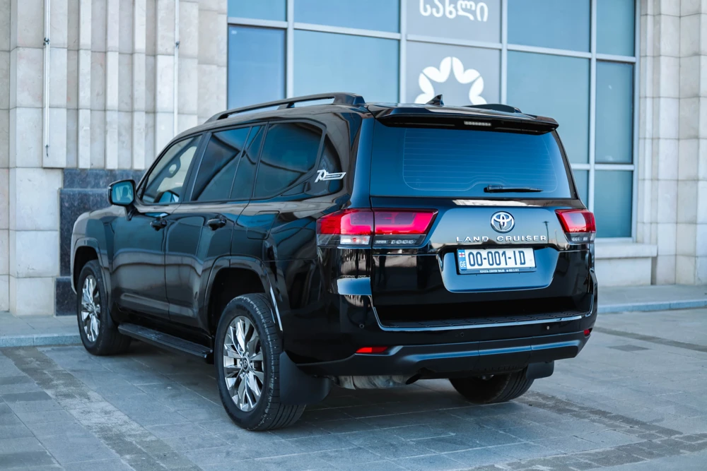 Toyota Land Cruiser 300 2022-3